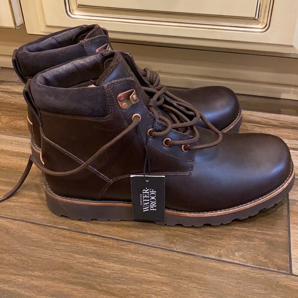 Men’s Waterproof UGG Boots, size 11